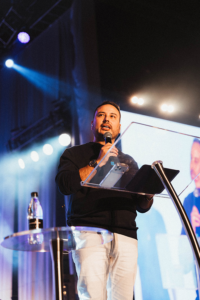 Pastor-Medellin-agradece-by-arka-studio